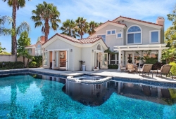 Elegante casa con piscina 