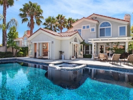 Elegante casa con piscina 
