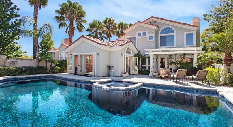 Elegante casa con piscina 